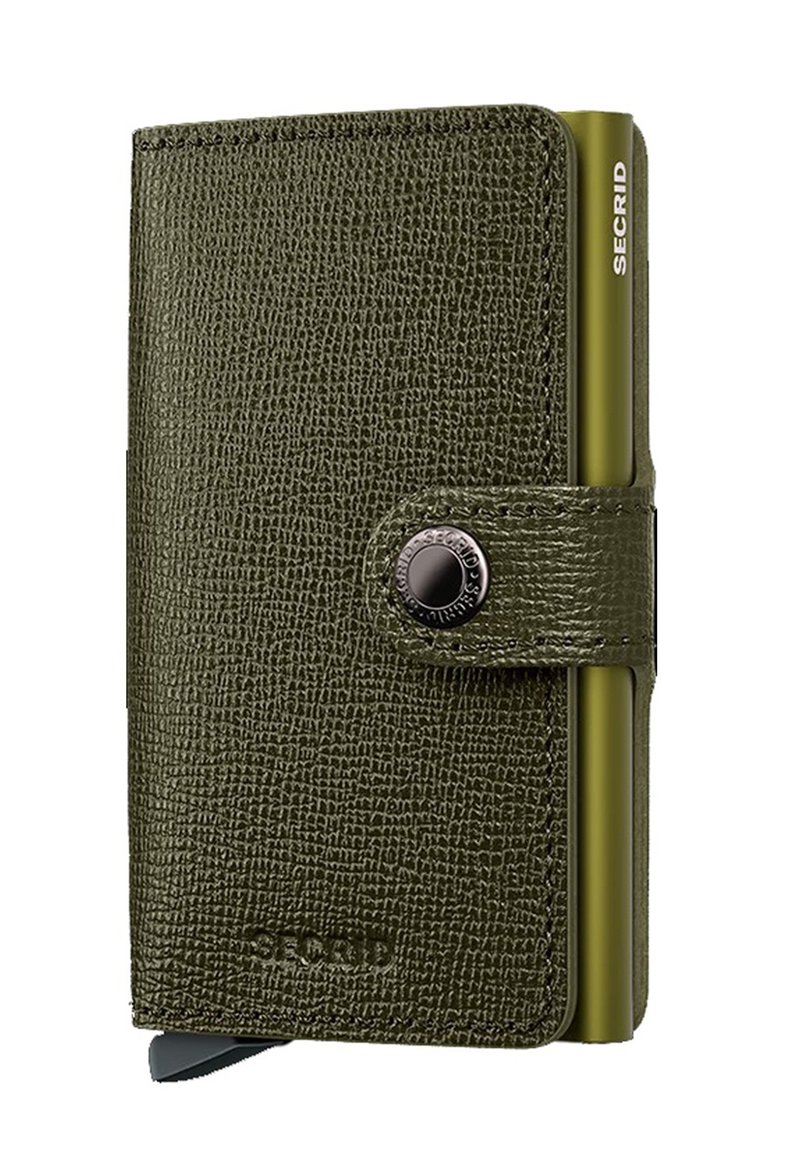 Cartera de cuero texturizado verde con cierre de botón de presión y soporte metálico para tarjetas. Presenta un diseño sencillo y un logo de marca en relieve.