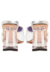Chaussures à talons hauts blanches avec une garniture métallisée argentée, dotées de talons en bloc géométriques transparents et d'une texture lisse, présentant un intérieur violet clair.