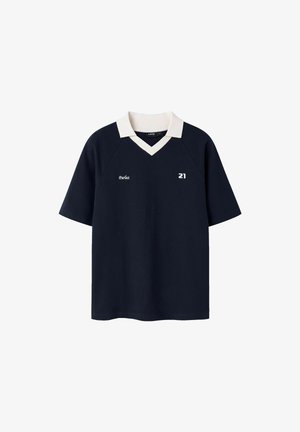 Marineblauw T-shirt met korte mouwen en een witte V-hals. Voorzien van het "Parlez" logo en het nummer "21" in het wit. Gemaakt van zacht katoen.