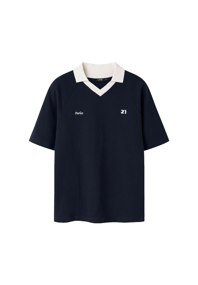 Maglietta blu navy a maniche corte con colletto a V bianco. Caratterizzata dal logo "Parlez" e dal numero "21" in bianco. Materiale cotone morbido.