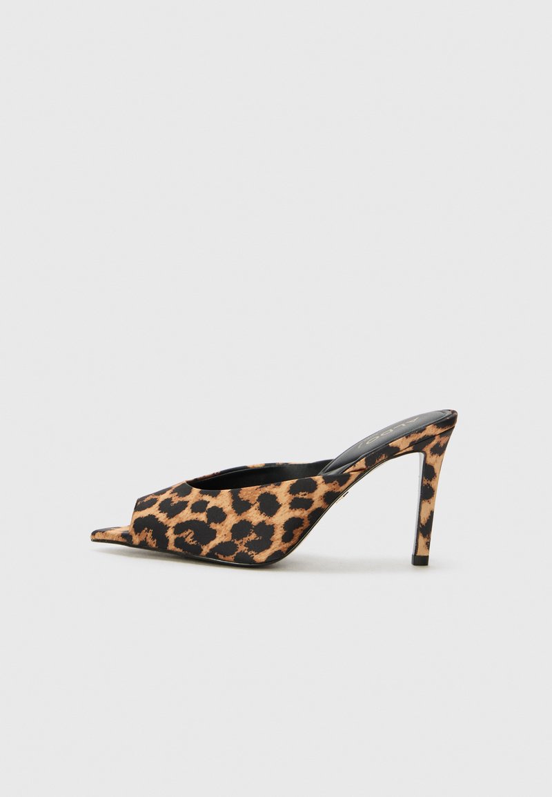 Leopárdmintás magassarkú mules, hegyes orral, nyitott hátsó résszel és sima, fényes stiletto sarkal. Az anyag puha tapintású, merész mintával.