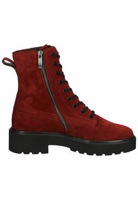 Bottes à talon en daim rouge avec un col rembourré, un laçage à l'avant et une fermeture éclair sur le côté. Semelle épaisse noire avec un motif de semelle pour une bonne adhérence.