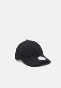 Cappellino da baseball nero realizzato in tessuto, con un logo Puma ricamato sul davanti e un'etichetta bianca circolare sul visiera.