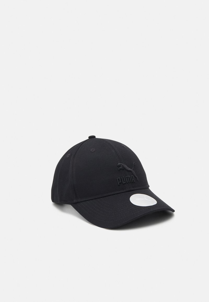 Cappellino da baseball nero realizzato in tessuto, con un logo Puma ricamato sul davanti e un'etichetta bianca circolare sul visiera.
