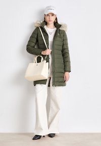 Tommy Jeans ESSENTIAL HOODED  - Kaput ispunjen paperjem - fatigue green