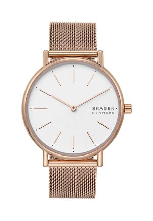 Orologio da polso in oro rosa con quadrante bianco, indici orari essenziali, cinturino in mesh e nome del marchio "Skagen Denmark" alle 3.