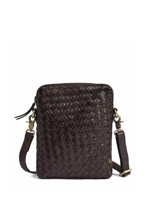 Geantă crossbody din piele maro închis cu textură împletită, închizători aurii și o curea de umăr reglabilă pe un fundal alb.