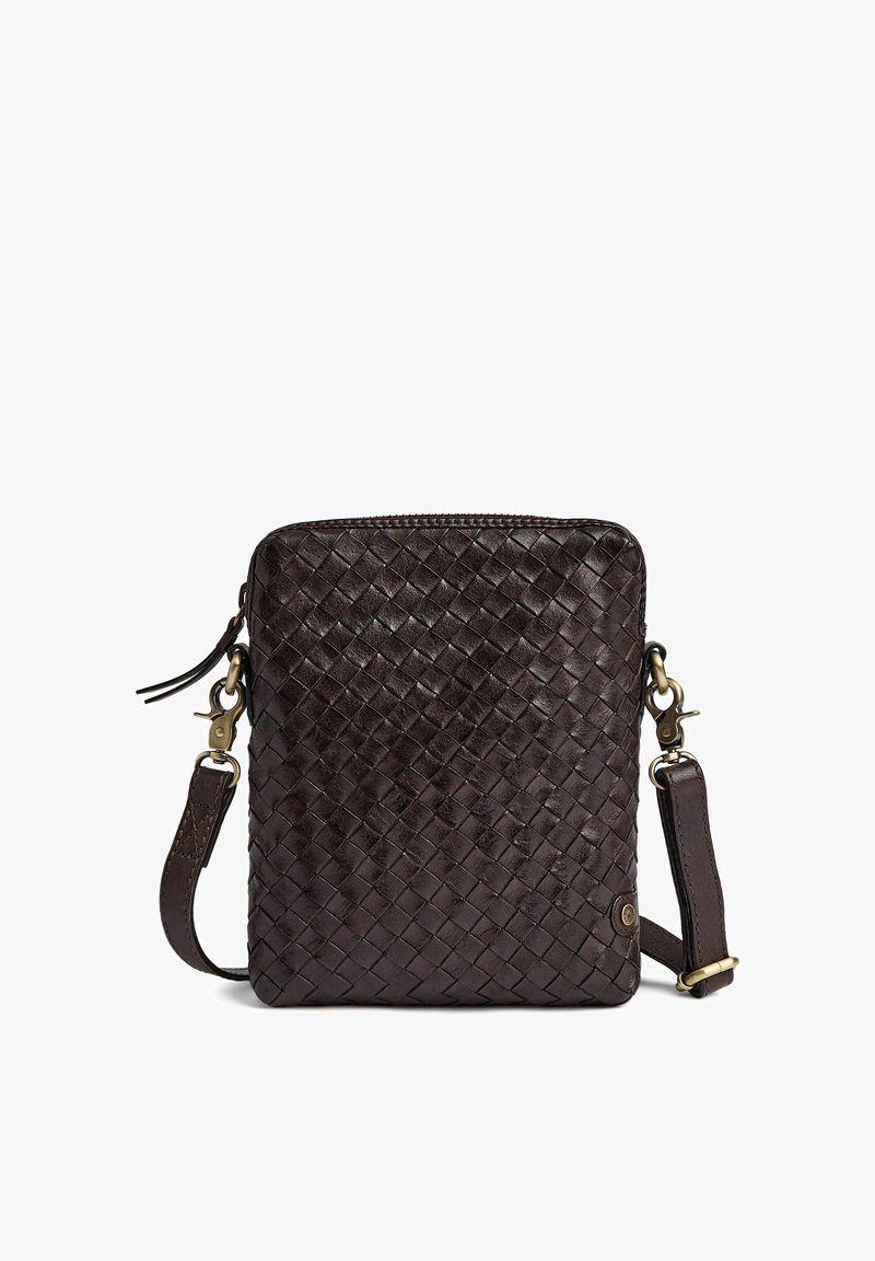 Sac bandoulière en cuir brun foncé avec texture tissée, fermoirs dorés et une sangle d'épaule ajustable sur fond blanc.