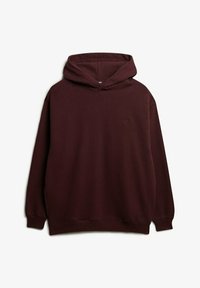 Sudadera burdeos de material suave, con bolsillo tipo canguro, puños acanalados y un pequeño logo en el pecho. Capucha ajustable con cordón.