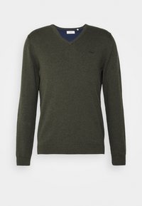 Dunkelgrüner V-Ausschnitt langärmliger Strickpullover mit gerippten Bündchen und Saum, ausgestattet mit einem kleinen bestickten Logo auf der linken Brust.