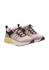 Leichte Laufschuhe mit einem pinken Mesh-Obermaterial, schwarzen Akzenten, elastischen Schnürsenkeln und einer gelben Dämpfungssohle. Sie verfügen über eine strukturierte schwarze Ferse.
