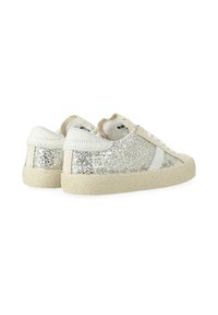 Sneakers argentati scintillanti con morbidi accenti beige, caratterizzati da una suola texturizzata, punta rotonda e design a taglio basso.