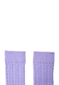 Calzini lunghetti in maglia lavanda con motivi a treccia e polsini a costina, caratterizzati da una morbida texture e un design lungo fino al polpaccio.