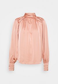 Blusa di raso pesca con colletto alto, dettagli arricciati sulle spalle, maniche lunghe con polsini e una texture liscia e lucida.