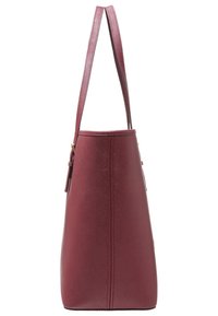 Mørkerød håndtaske med et struktureret design, glat tekstur og et enkelt håndtag. Har lynlås og dekorative syninger.