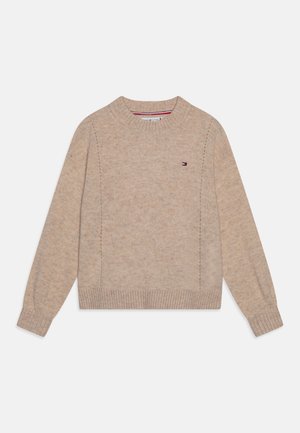 Beżowy sweter z dzianiny z długim rękawem, ściągaczami na mankietach i dole, okrągłym dekoltem oraz małym logo Tommy Hilfiger na lewej piersi.