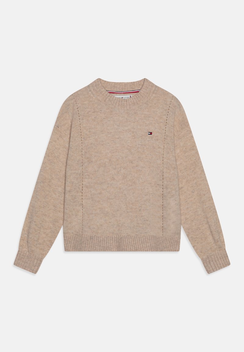 Pull beige en maille à manches longues avec poignets et ourlet côtelés, col rond, et petit logo Tommy Hilfiger sur la poitrine gauche.