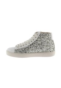 Sneaker alta con punta in pelle bianca e tomaia in tessuto glitter argento, dotata di lacci bianchi e una suola in gomma liscia.