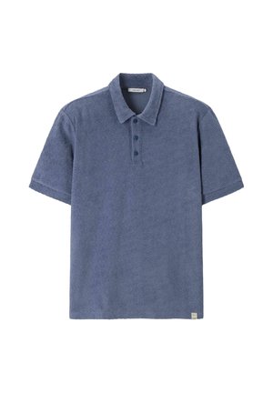 Kurzärmeliges blaues Poloshirt mit strukturierter Stoffqualität, Drei-Knopf-Leiste, klassischem Kragen und kleinem Label nahe dem Saum.