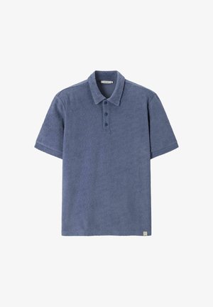 Polo bleu à manches courtes en tissu texturé, patte de boutonnage à trois boutons, col classique et petite étiquette près de l'ourlet.