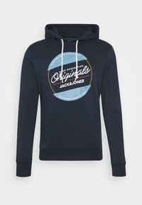 Marinblå huvtröja i bomullsblandning med framstående grafiskt tryck. Har vita dragsnören och ribbade muddarna och fållen för en perfekt passform.