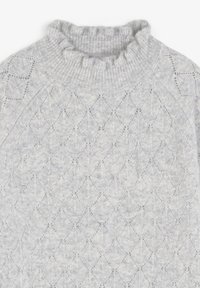 Suéter gris claro con un cuello tipo mock rizado, que presenta una textura de patrón diamante y puños acanalados. Tela suave con una apariencia acogedora.
