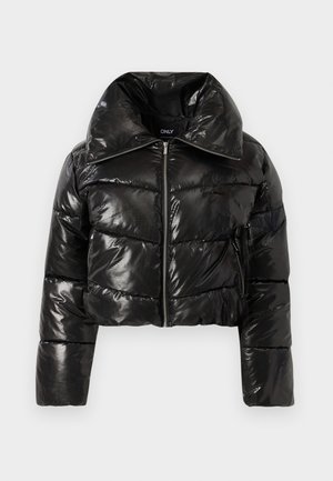 Jachetă puffer neagră cu un finisaj lucios, design scurt, guler larg, închidere cu fermoar și textură cu model. Punct de accent cu buzunar cu fermoar.