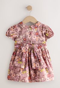 Vestido con estampado floral en rosa con mangas cortas abullonadas, cuello Peter Pan y un lazo en la cintura; presenta cierre con botones en la parte trasera.