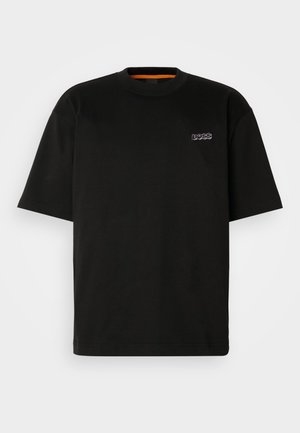 Tricou negru cu mânecă scurtă din bumbac, cu guler rotund și logo-ul brodat "BOSS" în culori contrastante pe piept.