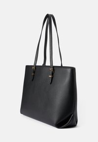 Bolsa de tote negra hecha de cuero texturizado con dos asas largas, que presenta acentos de herrajes en tono dorado y una forma rectangular estructurada.