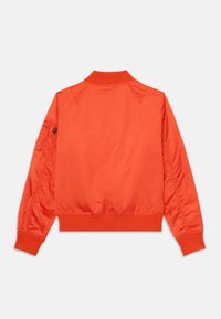 Orange bomberjacka med ribbstickad krage och muddar, med en slät, glänsande yta och en extra ficka på vänster ärm.