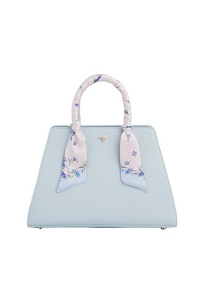 Sac à main trapèze bleu clair avec une écharpe à motif floral enroulée autour des anses et une petite décoration d'abeille dorée centrée près du haut.
