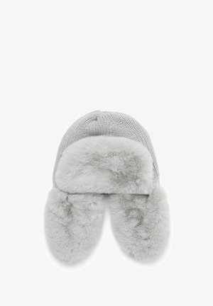 Szara dzianinowa czapka z sztucznym futrzanym nausznikiem. Miękka faktura, zaokrąglony kształt i prosty design, zapewniające dopasowanie i ciepło.