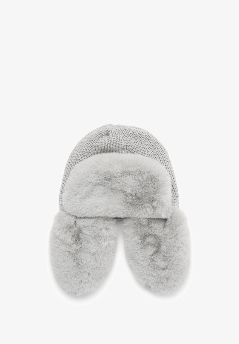 Szara dzianinowa czapka z sztucznym futrzanym nausznikiem. Miękka faktura, zaokrąglony kształt i prosty design, zapewniające dopasowanie i ciepło.