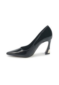Pompe à talons aiguilles noires en cuir verni avec un bout pointu et un talon évasé présentant un accent métallique sur fond blanc.