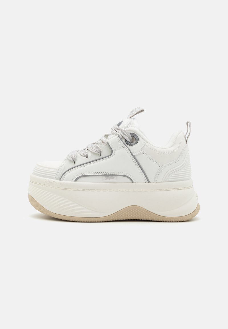 Hvit sneaker med teksturert skinn-overdel, polstret krage og grå snøringer. Har en kraftig såle med gummibase og subtile merkevaredetaljer.