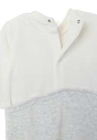 Weißes und hellgraues Baby-Overall aus weichem Stoff; ausgestattet mit Druckknöpfen, kurzen Ärmeln und einer glatten Textur mit einem gemusterten unteren Bereich.