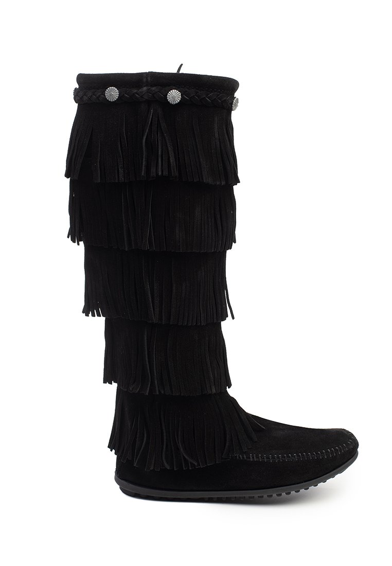 Stivale in suede nero con design a frange sovrapposte, dettagli circolari in argento e decorazione intrecciata nella parte superiore. Suola piatta per il comfort.