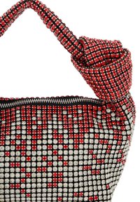 Röd och silverfärgad rhinestone-väska med en knuten rem, med en dragkedja och ett texturerat rutmönster.