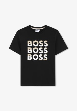 Must värvusega lühikeste varrukatega T-särk, mille esiosas on suur, korduv "BOSS" tekst peegeldavas valges ja kuldsets disainis.