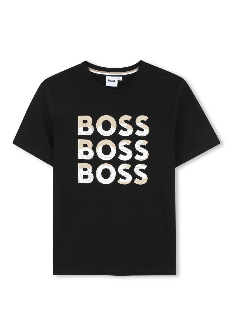 Črna kratkotrajna majica s kratkimi rokavi, ki ima spredaj velik, ponavljajoč se napis "BOSS" v odsevnem belem in zlatem dizajnu.