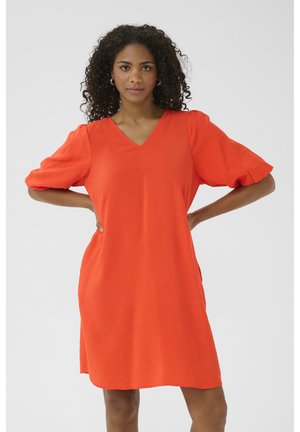 Kurzes, kurzärmliges Kleid mit V-Ausschnitt in leuchtendem Orange, aus leichtem Stoff mit strukturierter Oberfläche. Lässiges Design mit entspannter Passform.