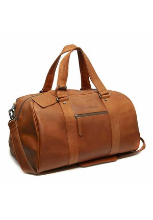 Sac de voyage en cuir marron avec deux poignées, bandoulière réglable, poche avant zippée et détails cousus.