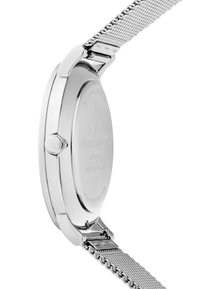 Orologio in acciaio inox con cassa rotonda, bracciale a rete, retro testurizzato e marcature incise, tra cui dettagli sulla resistenza all'acqua e sul marchio.