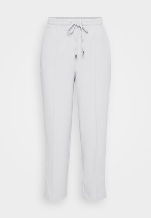 Svetle šedé elastické kalhoty v pase s nastavitelným stahováním, které mají dvě boční kapsy a zúžený střih nohavic. Hladká textilie.