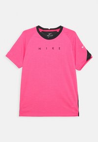 Nike Dri-FIT t-shirt med kort ärm i stark rosa, med svart krage och siddekorationer, samt "NIKE"-logga tydligt visad i svart.