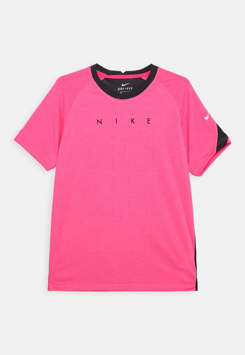 Nike Dri-FIT t-shirt med kort ärm i stark rosa, med svart krage och siddekorationer, samt "NIKE"-logga tydligt visad i svart.