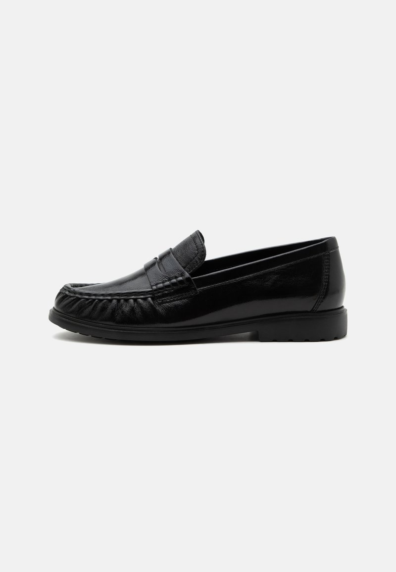 Mocassin en cuir noir sans lacets avec bout arrondi, couture moc toe et semelle en caoutchouc basse, montré de profil sur fond blanc.