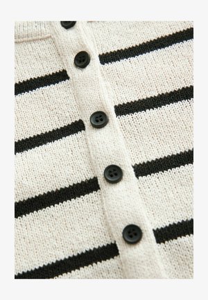 Prugasta pletena cardigan u krem boji i crnoj, s teksturiranim materijalom, redom crnih dugmadi i izmjeničnim horizontalnim prugama.