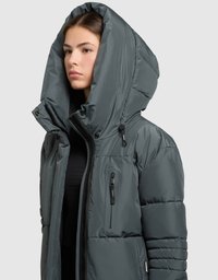 Dunjakke i mørkegrå med stor hætte, lynlås foran og brystlomme med sort hardware. Glat, quiltet tekstur.